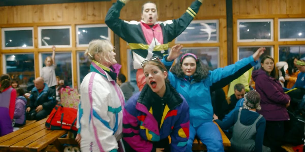 Fiesta Après Ski para colorido videoclip de 'The Club', lo nuevo de Hinds