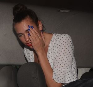 Dua Lipa no quiere enseñar su cara tras pasar por el dentista Dua Lipa no quiere enseñar su cara tras pasar por el dentista