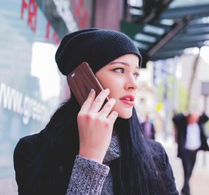 Una chica habla por teléfono Una chica habla por teléfono