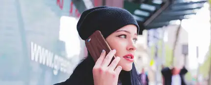 Una chica habla por teléfono Una chica habla por teléfono