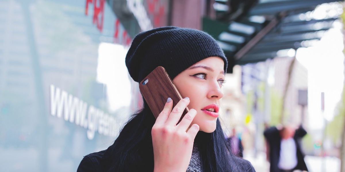 Una chica habla por teléfono
