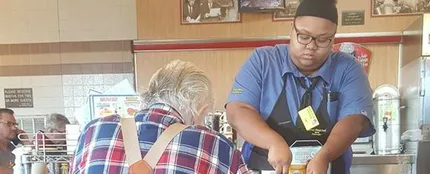 Evoni Williams ayudando a cortar el filete de este anciano Evoni Williams ayudando a cortar el filete de este anciano