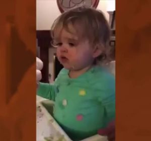 Critican a una madre por darle wasabi a su bebé y reírse de su reacción Critican a una madre por darle wasabi a su bebé y reírse de su reacción