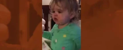 Critican a una madre por darle wasabi a su bebé y reírse de su reacción Critican a una madre por darle wasabi a su bebé y reírse de su reacción