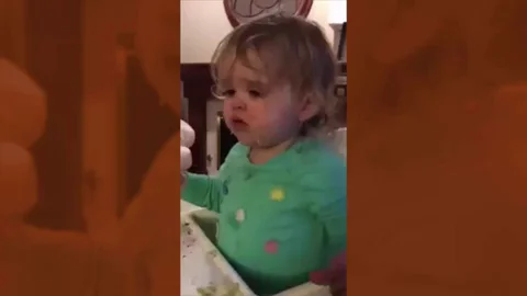 Critican a una madre por darle wasabi a su bebé y reírse de su reacción Critican a una madre por darle wasabi a su bebé y reírse de su reacción