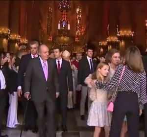 Desencuentro entre la Reina Letizia y la Reina Sofía por una foto durante la misa de Pascua en Palma Desencuentro entre la Reina Letizia y la Reina Sofía por una foto durante la misa de Pascua en Palma