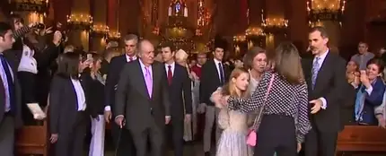 Desencuentro entre la Reina Letizia y la Reina Sofía por una foto durante la misa de Pascua en Palma Desencuentro entre la Reina Letizia y la Reina Sofía por una foto durante la misa de Pascua en Palma