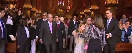Desencuentro entre la Reina Letizia y la Reina Sofía por una foto durante la misa de Pascua en Palma Desencuentro entre la Reina Letizia y la Reina Sofía por una foto durante la misa de Pascua en Palma