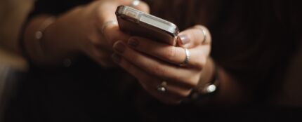 Mujer llamando por teléfono