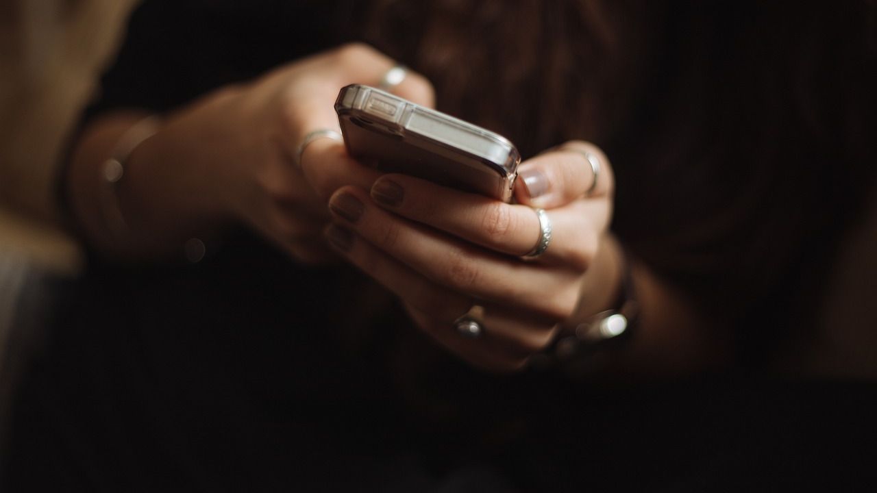 Mujer llamando por teléfono Mujer llamando por teléfono
