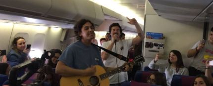 Taburete sorprende al pasaje de un vuelo a Cancún