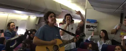 Taburete sorprende al pasaje de un vuelo a Cancún Taburete sorprende al pasaje de un vuelo a Cancún