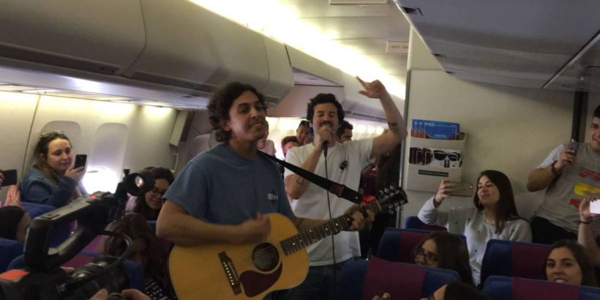Taburete sorprende al pasaje de un vuelo a Cancún