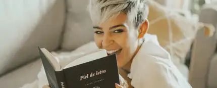 Laura Escanes con su nuevo libro Laura Escanes con su nuevo libro