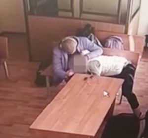 Pillados teniendo sexo oral mientras esperaban veredicto de un juez Pillados teniendo sexo oral mientras esperaban veredicto de un juez