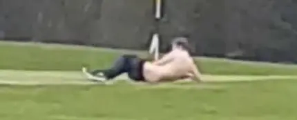 Pillan a un hombre teniendo sexo con el hoyo 9 Pillan a un hombre teniendo sexo con el hoyo 9