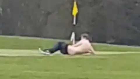 Pillan a un hombre teniendo sexo con el hoyo 9 Pillan a un hombre teniendo sexo con el hoyo 9