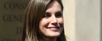 La Reina Letizia saluda a la salida de la Organización Médica Colegial, La Reina Letizia saluda a la salida de la Organización Médica Colegial,