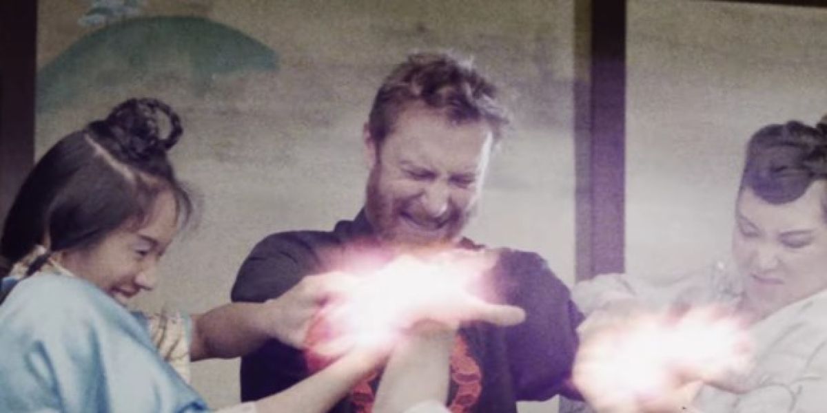 David Guetta en el videoclip de 'Flames'