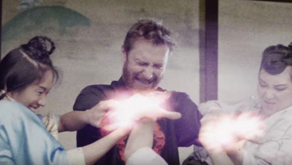 David Guetta en el videoclip de 'Flames'