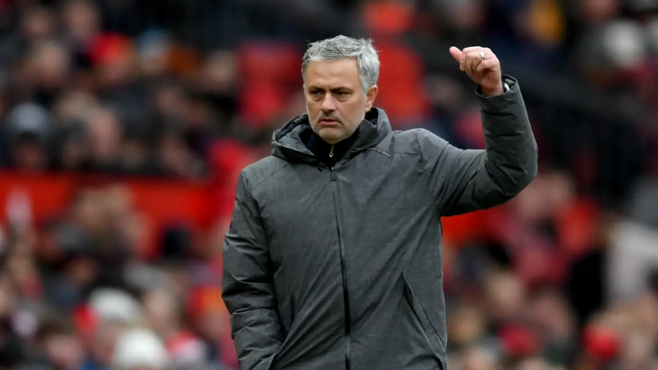 Mourinho, con gesto de aprobación Mourinho, con gesto de aprobación