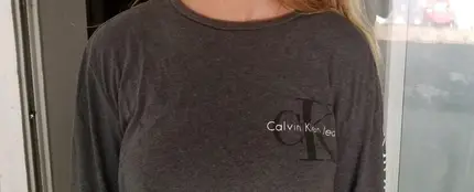 La camiseta que llevó la joven a la escuela La camiseta que llevó la joven a la escuela