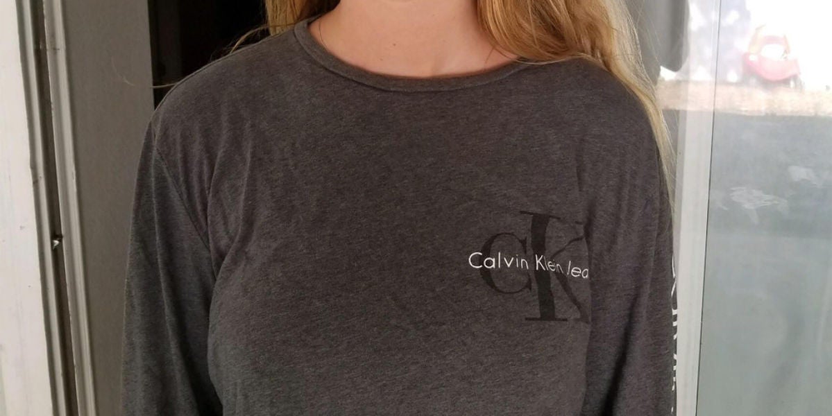 La camiseta que llevó la joven a la escuela