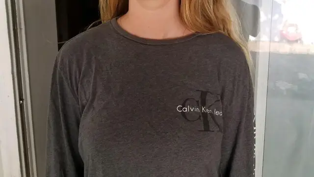 La camiseta que llevó la joven a la escuela
