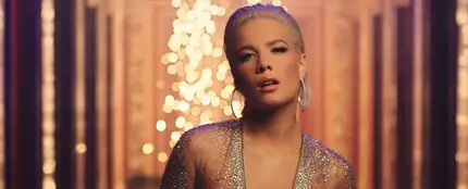Halsey en el vídeo de 'Alone' Halsey en el vídeo de 'Alone'