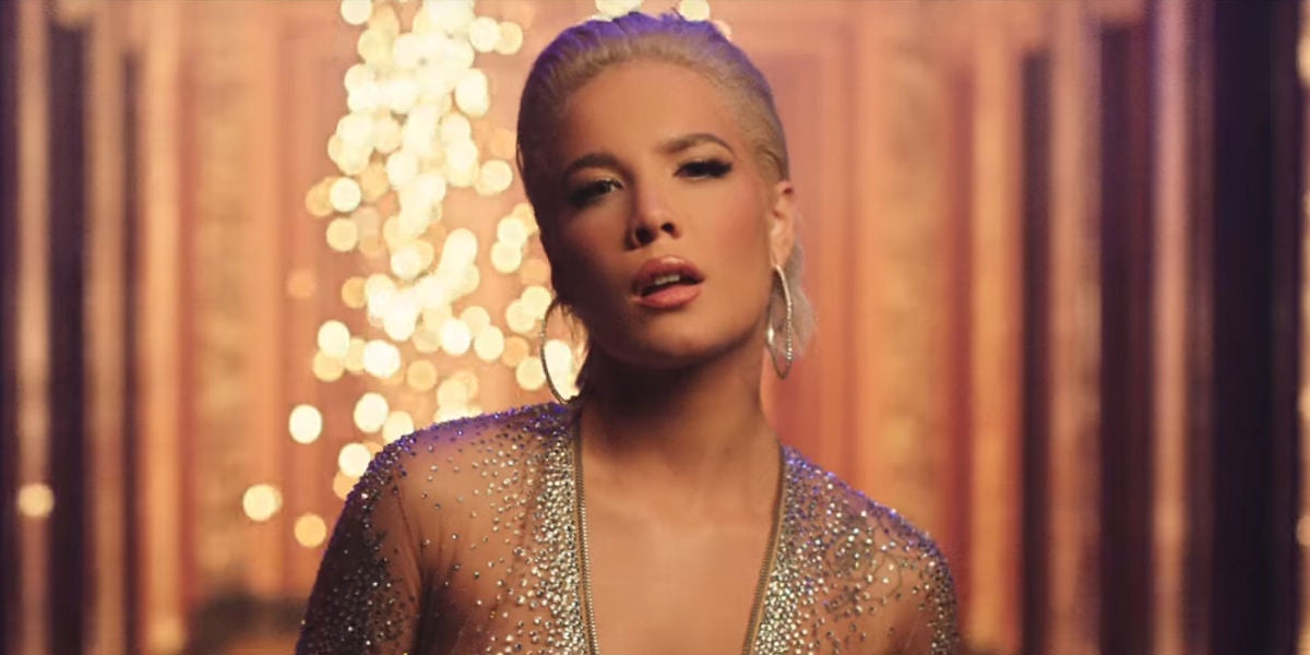 Halsey en el vídeo de 'Alone'