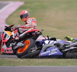 Valentino Rossi cae en la última curva del circuito de Argentina tras un toque con el Marc Márquez Valentino Rossi cae en la última curva del circuito de Argentina tras un toque con el Marc Márquez