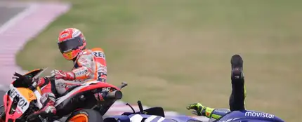 Valentino Rossi cae en la última curva del circuito de Argentina tras un toque con el Marc Márquez Valentino Rossi cae en la última curva del circuito de Argentina tras un toque con el Marc Márquez