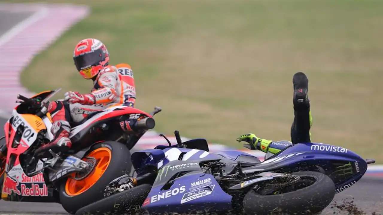 Valentino Rossi cae en la última curva del circuito de Argentina tras un toque con el Marc Márquez Valentino Rossi cae en la última curva del circuito de Argentina tras un toque con el Marc Márquez