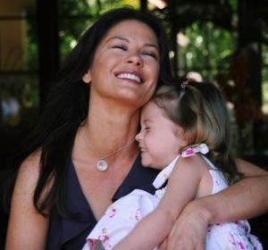 Catherine Zeta-Jones con su hija Carys Catherine Zeta-Jones con su hija Carys