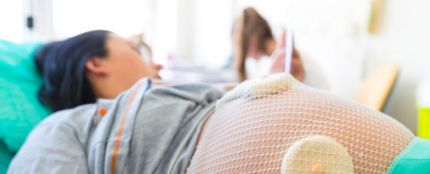 Imagen de una mujer embarazada en el momento del parto