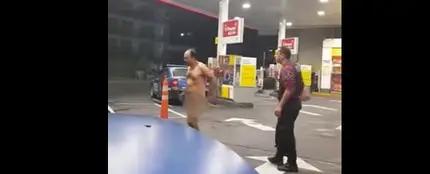 Se le atasca un juguete erótico en el recto y sale desnudo a la calle a pedir ayuda Se le atasca un juguete erótico en el recto y sale desnudo a la calle a pedir ayuda