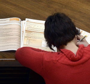 Una mujer realiza la declaración de la Renta Una mujer realiza la declaración de la Renta