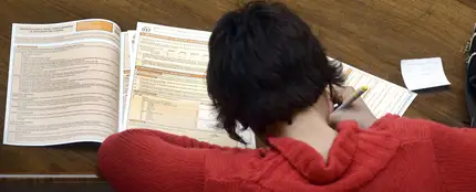 Una mujer realiza la declaración de la Renta Una mujer realiza la declaración de la Renta