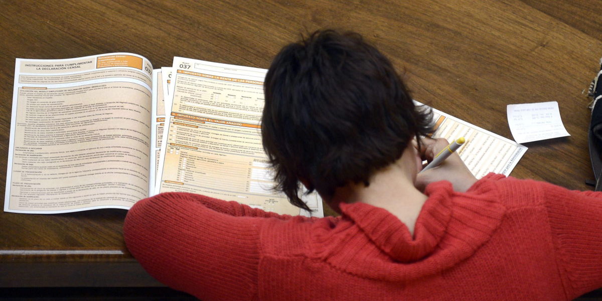 Una mujer realiza la declaración de la Renta