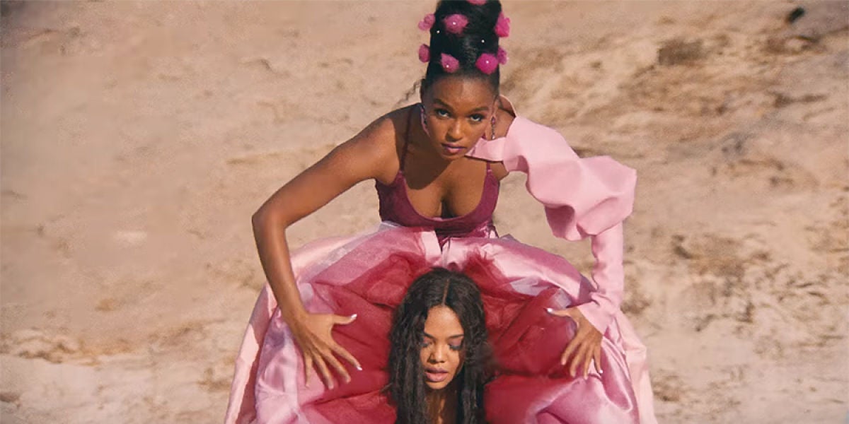 Janelle Monáe y Tessa Thompson en el videoclip de 'Pynk'