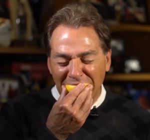Nick Saban se anima con el Lemon Face Challange Nick Saban se anima con el Lemon Face Challange