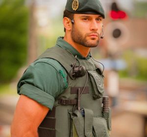 El atractivo agente de la Guardia Civil que se ha hecho viral El atractivo agente de la Guardia Civil que se ha hecho viral