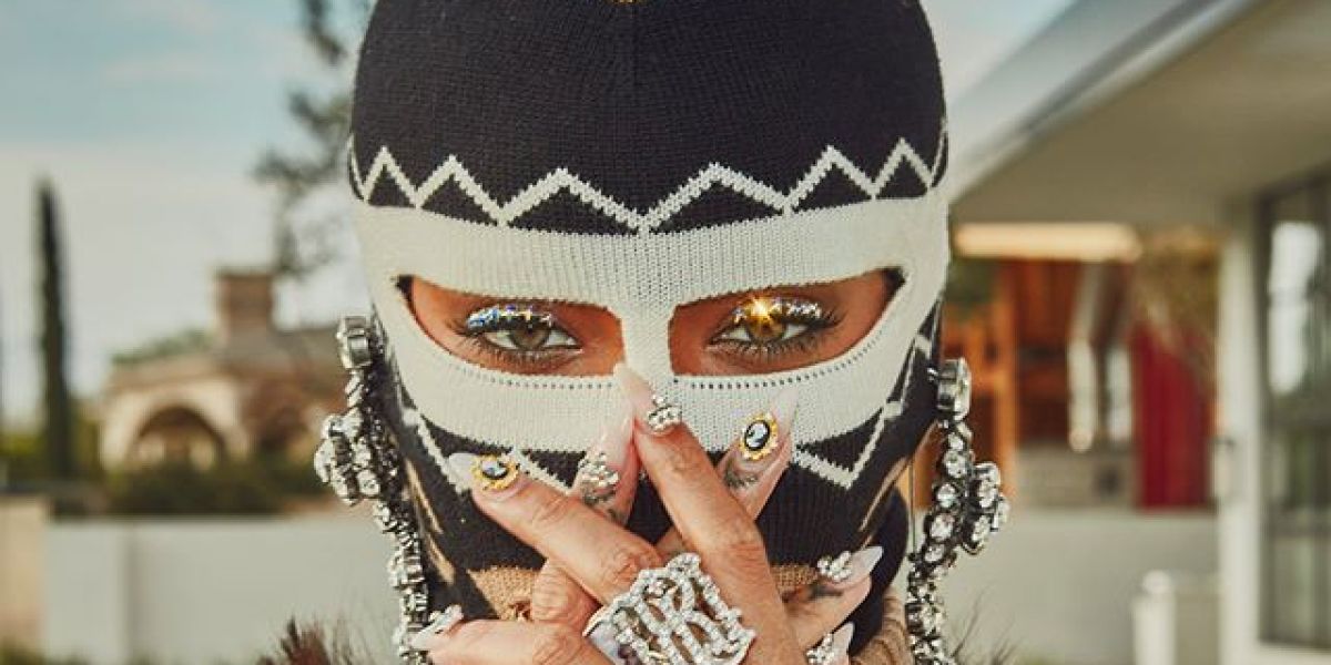 Rihanna con un pasamontañas de Gucci en el Coachella