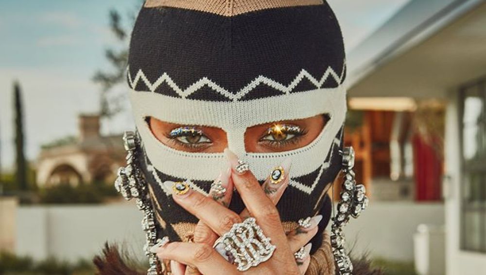 Rihanna con un pasamontañas de Gucci en el Coachella