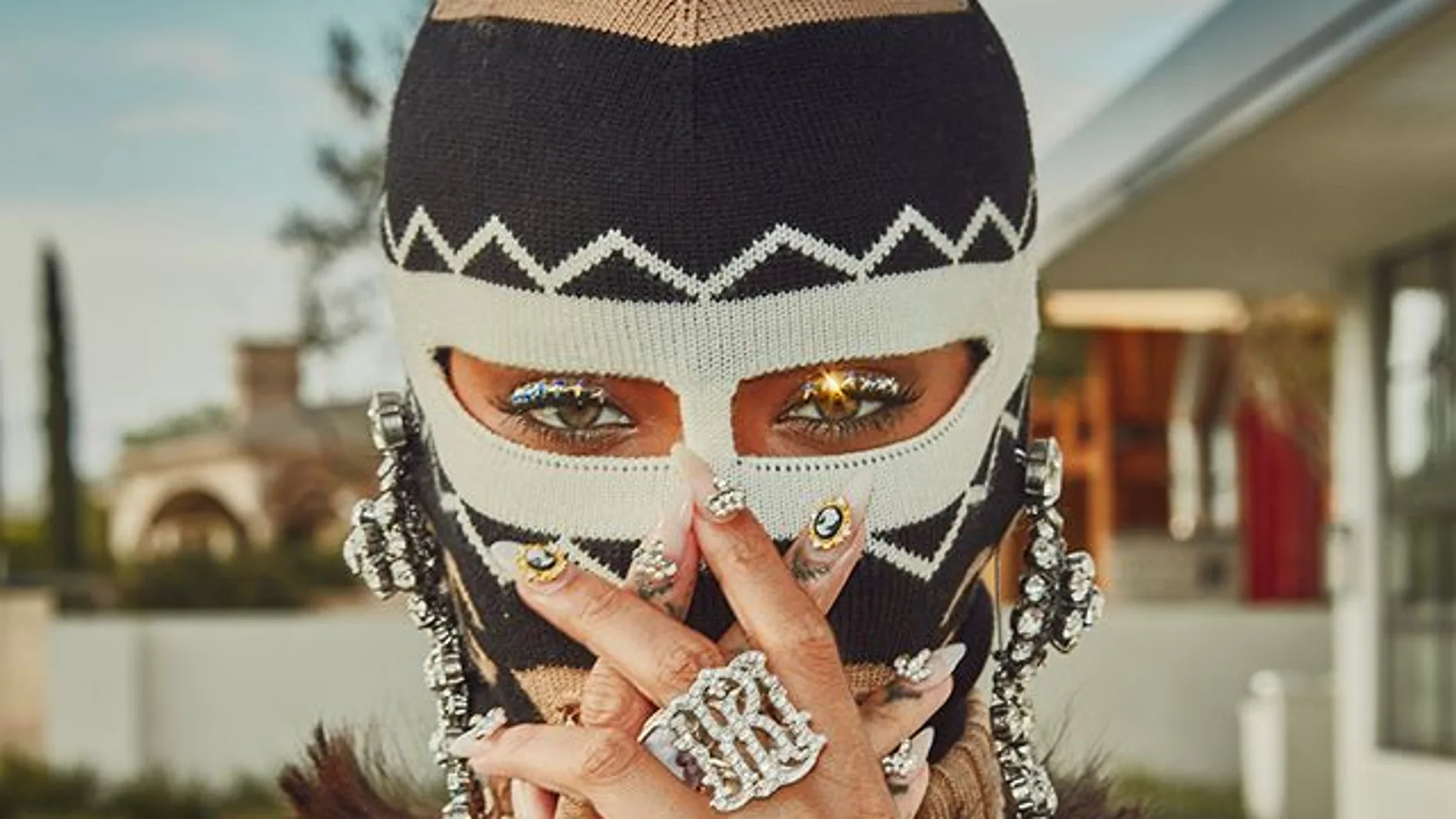 Rihanna con un pasamontañas de Gucci en el Coachella Rihanna con un pasamontañas de Gucci en el Coachella