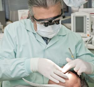 Un dentista examina a un paciente Un dentista examina a un paciente