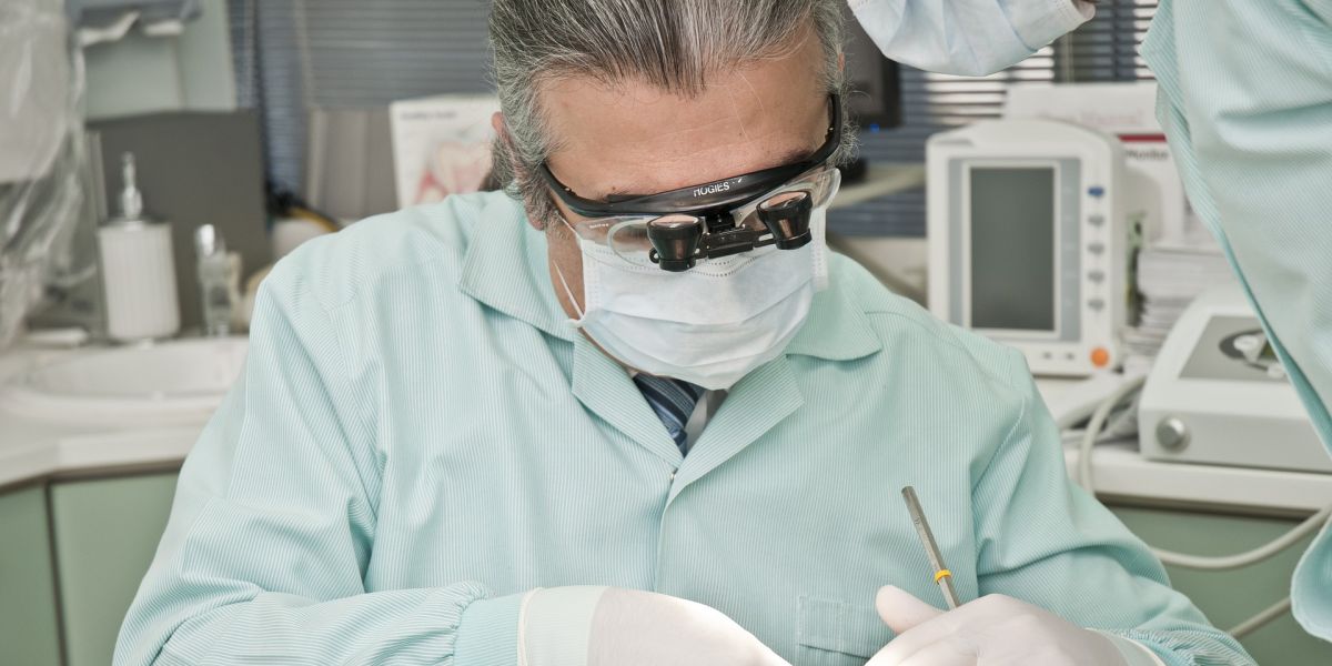 Un dentista examina a un paciente
