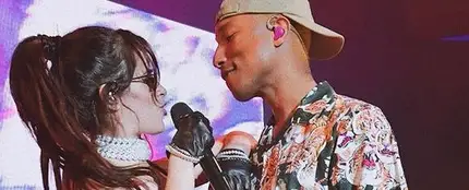Camila Cabello y Pharrell interpretando en directo 'Sangria Wine' Camila Cabello y Pharrell interpretando en directo 'Sangria Wine'