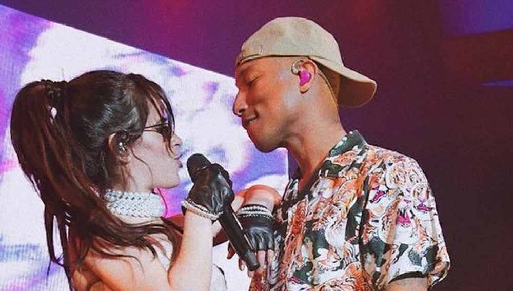 Camila Cabello y Pharrell interpretando en directo 'Sangria Wine'