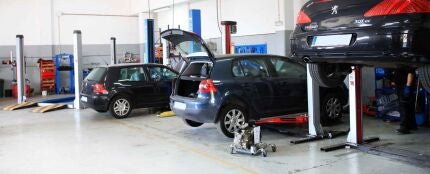 Imagen de archivo de un taller de coches